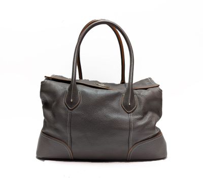 un sac à main en cuir marron sur fond blanc