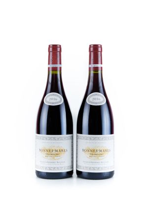 deux bouteilles de vin posées l'une à côté de l'autre sur une surface blanche