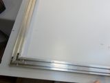 une personne qui découpe un morceau de métal sur une table