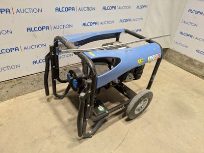 une machine bleue posée sur un sol en béton, près d'un mur