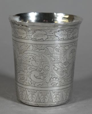 TIMBALE tulipe en argent à décor de feuillage gravé.