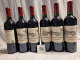 six bouteilles de vin rouge alignées sur une table, accompagnées d'une étiquette de prix