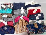 un tas de vêtements posés sur une table