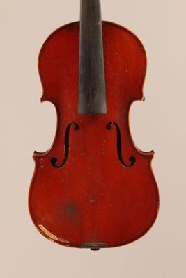 gros plan d'un violon avec un archet sur fond blanc