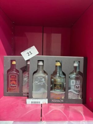 Des bouteilles d'alcool sont exposées dans une vitrine rose
