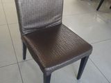 une chaise qui se trouve au milieu d'une pièce