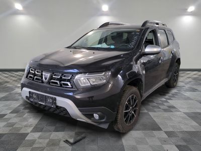 vue de face d'un SUV noir garé sur un sol à damier