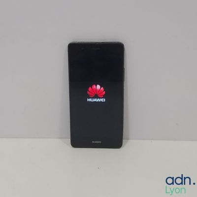 gros plan d'un téléphone portable sur une surface blanche