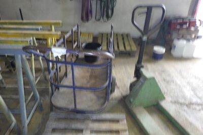 un petit chariot posé au milieu d'une pièce
