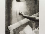 une image représentant une photo en noir et blanc d'une personne tenant une lampe