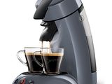deux tasses de café en train d'être versées dans une cafetière