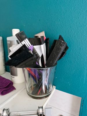 Lot de pinceaux, peignes à queue, palettes et bols en PVC