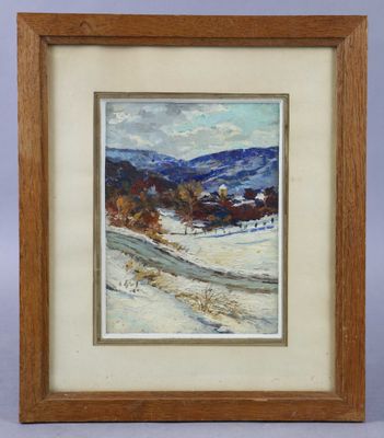 un tableau représentant un paysage enneigé, dans un cadre en bois