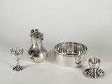 un service en argent comprenant une cruche, un bol et une tasse