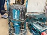 une machine bleue posée à côté d'autres outils