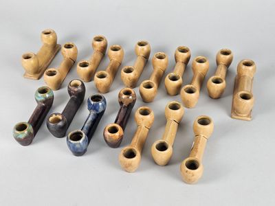 de nombreux supports de tuyaux posés sur une table