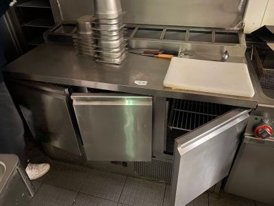 une cuisine équipée d'un évier, d'un lave-vaisselle et d'un lave-vaisselle à l'intérieur