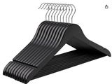 un gros plan sur un cintre noir pour costume sur fond blanc