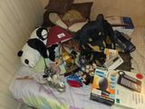 un tas d'objets posés sur un lit dans une chambre