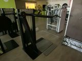 une salle de sport avec une rangée de machines