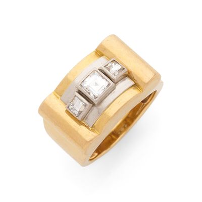 BAGUE retenant trois diamants dans un décor géométrique. Mon…