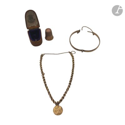un gros plan d'un collier, d'un bracelet et d'une bague sur fond blanc