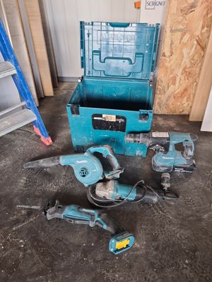 les outils sont posés par terre dans le garage