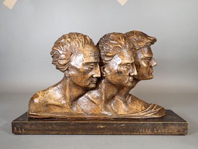 Ecole du Xxe siècle. "Vers l'avenir", bas-relief en bois fig…