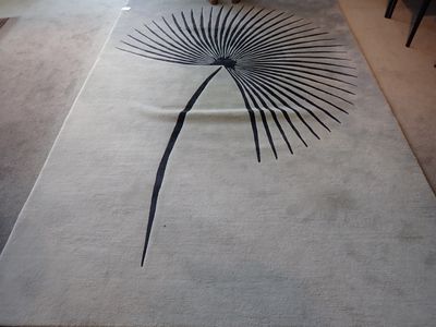 un tapis orné d'un motif de feuilles de palmier