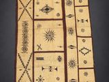 un morceau de tissu orné de divers motifs