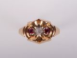 une bague en or sertie d'un diamant blanc et d'un rubis rouge