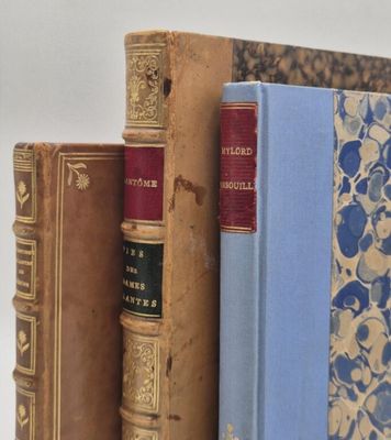 trois livres empilés les uns sur les autres