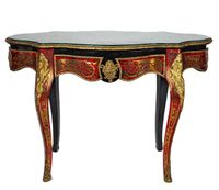 Table de milieu de forme violonée en placage d'ébène à décor…