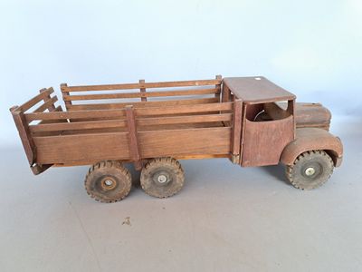 un camion jouet en bois avec une caisse en bois à l'arrière