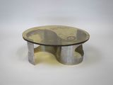 une table basse sur laquelle est posée une photo