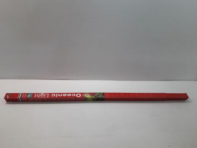 un crayon rouge posé sur une table blanche