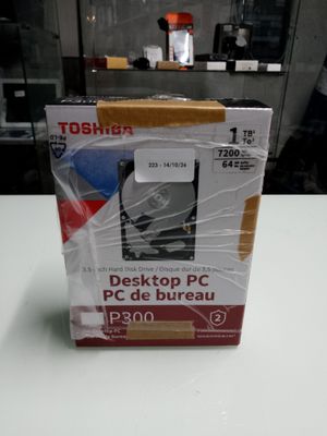 emballage d'un ordinateur de bureau dans une boîte posée sur une table