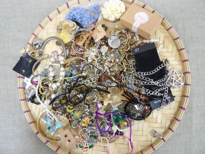 un panier rempli de bijoux variés posé sur une table