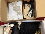 une boîte remplie de vêtements posée sur une table