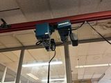 une photo d'une pièce avec une fenêtre et un ventilateur de plafond