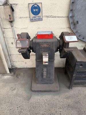 a machine that is sitting on the ground next to a wall