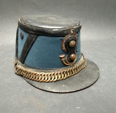 un chapeau bleu orné d'une chaîne dorée autour du bord