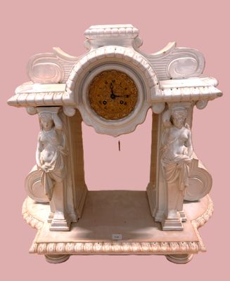 Curieuse et importante Horloge en faïence blanche et rosée à…