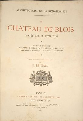 un vieux livre avec, en arrière-plan, l'image d'un bâtiment