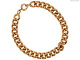 gros plan d'un bracelet en chaîne en or sur fond blanc