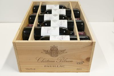 six bouteilles de vin dans un coffret en bois
