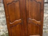une armoire ancienne en bois à deux portes et un tiroir