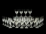 beaucoup de verres à vin vides sur la table