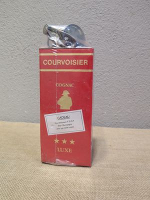 une boîte rouge ornée d'une étoile dorée