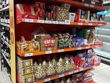 de nombreux types d'aliments différents dans les rayons du magasin